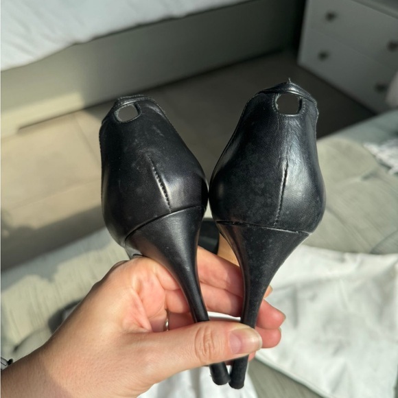 Amazing condition! Size 7.5 comes with dust bag!! :) - Picture 2 of 5